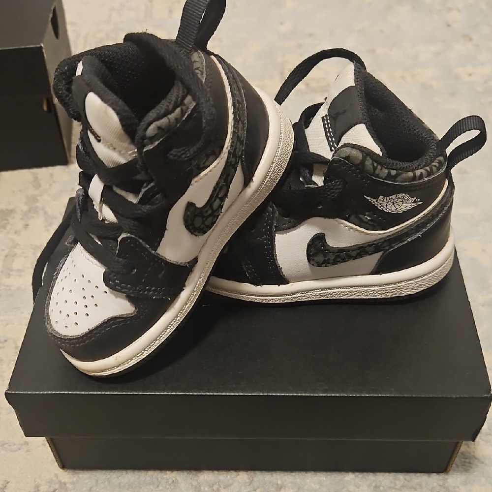 Nike Black and White Sneakers